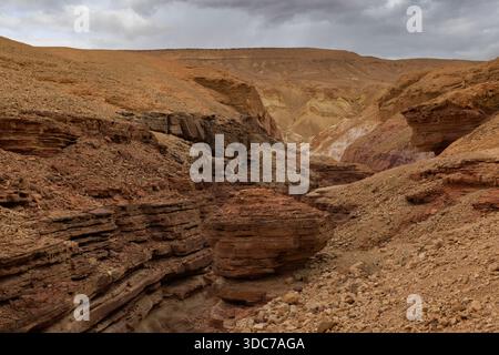 Wunderschöne natürliche felsige Landschaft des roten Canyons in Eilat, israel Stockfoto