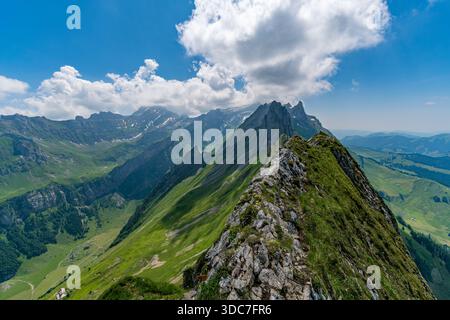Ein atemberaubender Blick aus der Vogelperspektive fängt die schroffe Schönheit des Schäfler Gipfels in den Appenzeller Alpen ein und weckt Ruhe und Abenteuer unter hellem Tageslicht Stockfoto