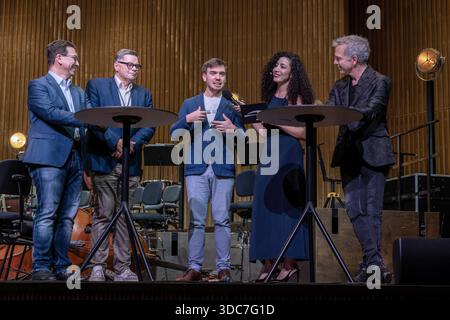 Tag der offenen Tür in der Beethovenhalle Bonn am 20. Dezember 2025. Im Bild von links nach rechts: Bonns Oberbürgermeister Guido Deus, der Geschäftsführer des BonnCC Ralf Birkner, der Intendant der Beethovenfeste Bonn Steven Walter, die Journalistin Tessniem Kadiri sowie der Generalmusikdirektor des Beethovenorchesters und der Oper Bonn Dirk Kaftan. Sie lassen sich anlässlich des Tages der offenen Tür in der Bonner Beethovenhalle, welche am 16. Dezember 2025 wiedereröffnet worden war, von Kadiri befragen. Bonn Nordrhein-Westfalen Deutschland *** Tag der offenen Tür in der Beethovenhalle Bonn am Dezember Stockfoto