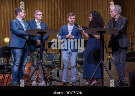 Tag der offenen Tür in der Beethovenhalle Bonn am 20. Dezember 2025. Im Bild von links nach rechts: Bonns Oberbürgermeister Guido Deus, der Geschäftsführer des BonnCC Ralf Birkner, der Intendant der Beethovenfeste Bonn Steven Walter, die Journalistin Tessniem Kadiri sowie der Generalmusikdirektor des Beethovenorchesters und der Oper Bonn Dirk Kaftan. Sie lassen sich anlässlich des Tages der offenen Tür in der Bonner Beethovenhalle, welche am 16. Dezember 2025 wiedereröffnet worden war, von Kadiri befragen. Bonn Nordrhein-Westfalen Deutschland *** Tag der offenen Tür in der Beethovenhalle Bonn am Dezember Stockfoto