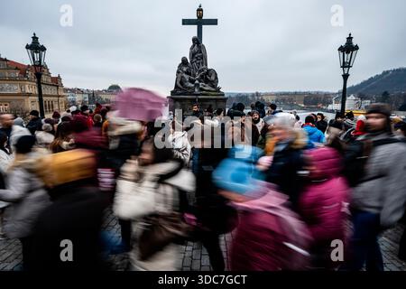 Prag, Tschechische Republik. Dezember 2025. Die Karlsbrücke füllte sich am 20. Dezember 2025 in Prag, Tschechien. Quelle: VIT Simanek/CTK Photo/Alamy Live News Stockfoto