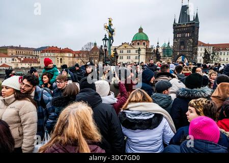 Prag, Tschechische Republik. Dezember 2025. Die Karlsbrücke füllte sich am 20. Dezember 2025 in Prag, Tschechien. Quelle: VIT Simanek/CTK Photo/Alamy Live News Stockfoto
