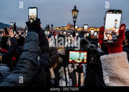 Prag, Tschechische Republik. Dezember 2025. Die Karlsbrücke füllte sich am 20. Dezember 2025 in Prag mit Mobiltelefonen. Quelle: VIT Simanek/CTK Photo/Alamy Live News Stockfoto