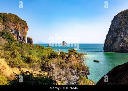 AO Phra Nang Coast, Provinz Krabi, Thailand. AO Phra Nang Küste mit bizarren Felsformationen. Stockfoto