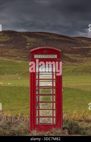178 Rote Telefonzelle neben der A855 im Dorf Brogaig am Fuße der Quiraing-Landform, altes K6-Modell noch in Betrieb. Skye-Scotland. Stockfoto