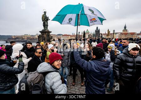 Prag, Tschechische Republik. Dezember 2025. Die Karlsbrücke füllte sich am 20. Dezember 2025 in Prag, Tschechien. Quelle: VIT Simanek/CTK Photo/Alamy Live News Stockfoto