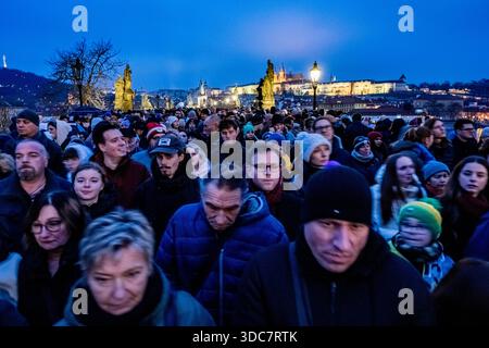 Prag, Tschechische Republik. Dezember 2025. Die Karlsbrücke füllte sich am 20. Dezember 2025 in Prag, Tschechien. Quelle: VIT Simanek/CTK Photo/Alamy Live News Stockfoto