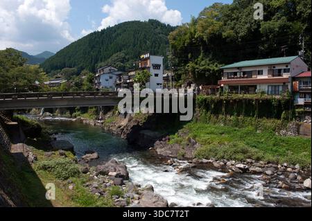 Die Miyagase-Brücke (宮ヶ瀬橋) über den Fluss Yoshida ist die wichtigste Wasserstraße durch die Bergstadt Gujo-Hachiman (郡上八幡) in der Präfektur Gifu, Japan. Stockfoto