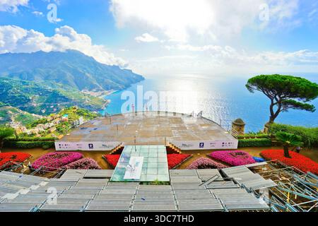 Blick auf die temporäre Bühnenlandschaft im Garten der Villa Rufolo im Dorf Ravello an der Amalfiküste in Italien im Sommer am 17. September 2016. Stockfoto