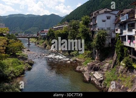 Die Miyagase-Brücke (宮ヶ瀬橋) über den Fluss Yoshida ist die wichtigste Wasserstraße durch die Bergstadt Gujo-Hachiman (郡上八幡) in der Präfektur Gifu, Japan. Stockfoto