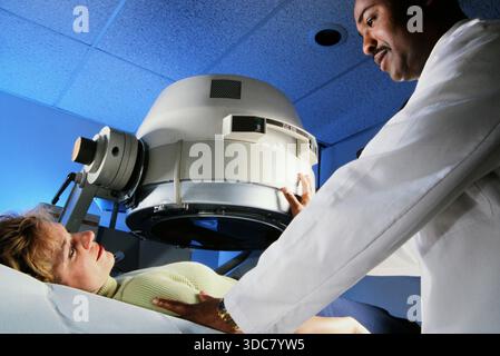 Ärztliche Fachberatung bei Patienten, die sich einer Strahlenbehandlung im Krankenhaus unterziehen Stockfoto