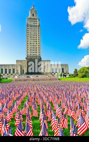 Blick auf das Louisiana State Capitol in Baton Rouge mit vielen Nationalflaggen auf dem Gras an einem sonnigen Tag am 1. Juni 2018. Stockfoto