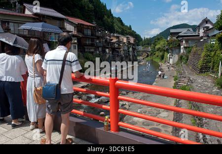 Der Fluss Kodara, der unter der Shimizu-Brücke (清水橋) verläuft, ist im Sommer ein Badeort für Einwohner von Gujo-Hachiman (郡上八幡), Präfektur Gifu, Japan. Stockfoto
