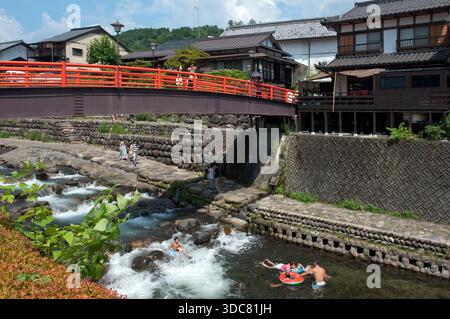Der Fluss Kodara, der unter der Shimizu-Brücke (清水橋) verläuft, ist im Sommer ein Badeort für Einwohner von Gujo-Hachiman (郡上八幡), Präfektur Gifu, Japan. Stockfoto
