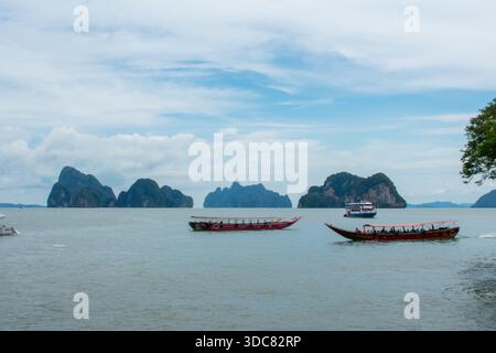 18. Oktober 2025 Koh Panyi, Thailand: Koh Panyee muslimisches Fischerdorf in der Provinz Phang Nga, Thailand. Wunderschöne Landschaftsboote und Inseln auf Andam Stockfoto