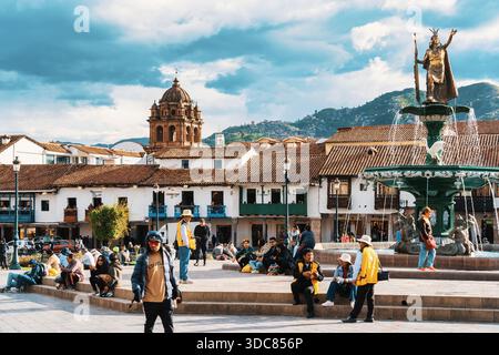 Cusco, Peru - 20. März 2025: Touristen und Einheimische sitzen und spazieren um die historische Plaza de Armas Stockfoto