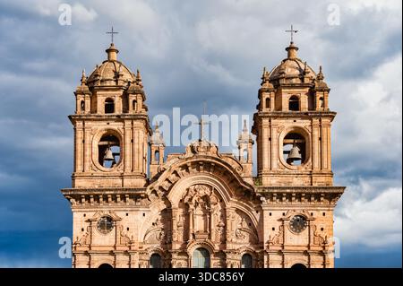 Dramatische Detailansicht mit den zwei Glockentürmen der Kirche der Gesellschaft Jesu ( Iglesia de la Compania de Jesus) auf der Plaza de Armas. Spanische Bar Stockfoto