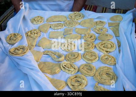Traditionelle kretische Käsekuchen: Vorbereitung zum Backen Stockfoto