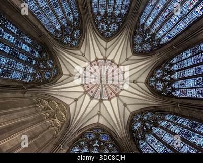 Das Fenster der fünf Schwestern im York Minster – hoch aufragendes gotisches Glas und jahrhundertelange heilige Handwerkskunst Stockfoto