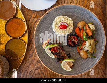 Traditionelles marokkanisches Frühstück auf einem Blech aus Messing mit Eiern, Fladenbrot, Oliven, Käse, Gebäck, Tee und Kaffee. Authentische nordafrikanische Küche Stockfoto