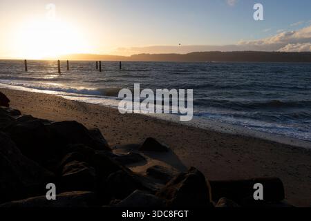 Die Sonne untergeht über Whidbey Island vom Lighthouse Park in Mukilteo, Washington. Stockfoto