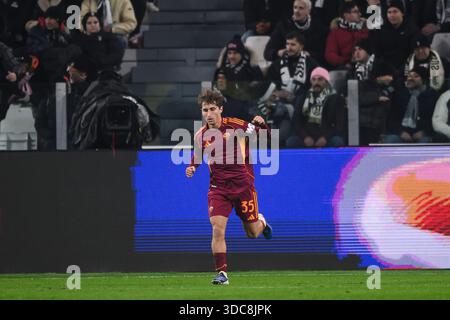 Turin, Italien. Dezember 2025. Tommaso Baldanzi von AS Roma feiert, nachdem er während des Fußballspiels der Serie A zwischen AC Milan und US Sassuolo ein Tor geschossen hat. Quelle: Nicolò Campo/Alamy Live News Stockfoto