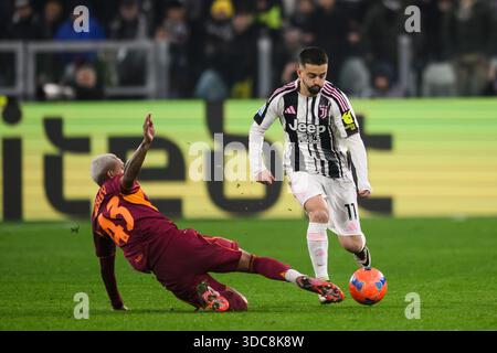 Turin, Italien. Dezember 2025. Edon Zhegrova vom Juventus FC wird von Wesley vom AS Roma während des Fußballspiels der Serie A zwischen AC Milan und US Sassuolo bekämpft. Quelle: Nicolò Campo/Alamy Live News Stockfoto