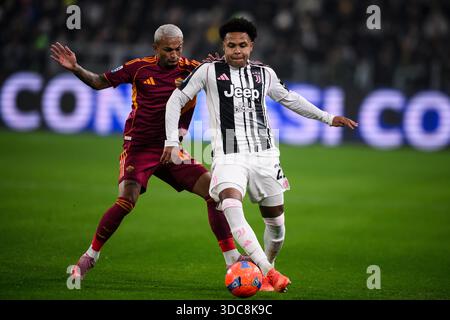 Turin, Italien. Dezember 2025. Weston McKennie von Juventus FC tritt mit Wesley von AS Roma während des Fußballspiels der Serie A zwischen AC Milan und US Sassuolo für den Ball ein. Quelle: Nicolò Campo/Alamy Live News Stockfoto