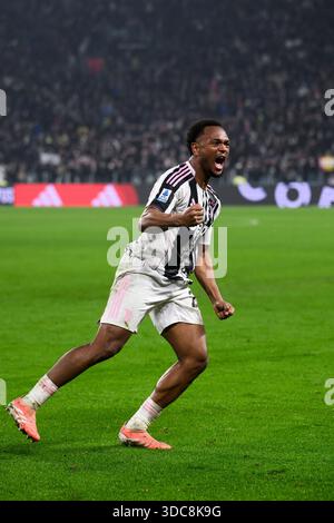 Turin, Italien. Dezember 2025. Lois Openda vom Juventus FC feiert, nachdem er während des Fußballspiels der Serie A zwischen dem AC Milan und US Sassuolo ein Tor geschossen hat. Quelle: Nicolò Campo/Alamy Live News Stockfoto