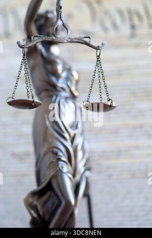 Die Statue der Gerechtigkeit Themis, die Göttin der Gerechtigkeit mit den Augen gegen die US-Verfassung Seite. Urteil und Strafe in den Vereinigten Staaten Stockfoto