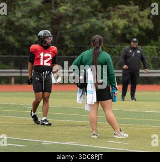 Honolulu, Hawaii, USA. Dezember 2025. Quarterback MICAH ALEJADO (12) der Rainbow Warriors bei einer Übungssitzung an der Roosevelt High School, Honolulu, Hawaii, 20. Dezember 2025. (Kreditbild: © Elliot Miles/ZUMA Press Wire) NUR REDAKTIONELLE VERWENDUNG! Nicht für kommerzielle ZWECKE! Stockfoto