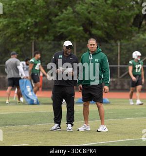 Honolulu, Hawaii, USA. Dezember 2025. TIMMY CHANG, Head Coach des Hawaii Rainbow Warrior, und DENNIS THURMAN, Abwehrkoordinator bei einer Übungssitzung an der Roosevelt High School, Honolulu, Hawaii, am 20. Dezember 2025. (Kreditbild: © Elliot Miles/ZUMA Press Wire) NUR REDAKTIONELLE VERWENDUNG! Nicht für kommerzielle ZWECKE! Stockfoto
