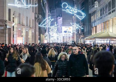 Mailand, Italien. Dezember 2025. MAILAND - Tausende von Menschen drängen sich auf die Straßen des Zentrums von Mailand, den Corso Vittorio Emanuele und die Weihnachtsmärkte auf der Piazza del Duomo, um am Wochenende vor Weihnachten Weihnachtseinkäufe zu machen. Dezember: Unabhängige Fotoagentur/Alamy Live News Stockfoto