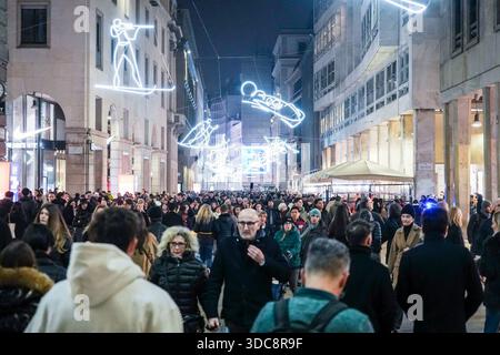 Mailand, Italien. Dezember 2025. MAILAND - Tausende von Menschen drängen sich auf die Straßen des Zentrums von Mailand, den Corso Vittorio Emanuele und die Weihnachtsmärkte auf der Piazza del Duomo, um am Wochenende vor Weihnachten Weihnachtseinkäufe zu machen. Dezember: Unabhängige Fotoagentur/Alamy Live News Stockfoto