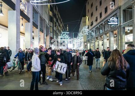Mailand, Italien. Dezember 2025. MAILAND - Tausende von Menschen drängen sich auf die Straßen des Zentrums von Mailand, den Corso Vittorio Emanuele und die Weihnachtsmärkte auf der Piazza del Duomo, um am Wochenende vor Weihnachten Weihnachtseinkäufe zu machen. Dezember: Unabhängige Fotoagentur/Alamy Live News Stockfoto