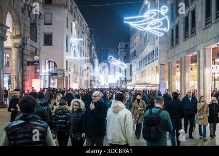 Mailand, Italien. Dezember 2025. MAILAND - Tausende von Menschen drängen sich auf die Straßen des Zentrums von Mailand, den Corso Vittorio Emanuele und die Weihnachtsmärkte auf der Piazza del Duomo, um am Wochenende vor Weihnachten Weihnachtseinkäufe zu machen. Dezember: Unabhängige Fotoagentur/Alamy Live News Stockfoto