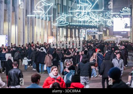 Mailand, Italien. Dezember 2025. MAILAND - Tausende von Menschen drängen sich auf die Straßen des Zentrums von Mailand, den Corso Vittorio Emanuele und die Weihnachtsmärkte auf der Piazza del Duomo, um am Wochenende vor Weihnachten Weihnachtseinkäufe zu machen. Dezember: Unabhängige Fotoagentur/Alamy Live News Stockfoto