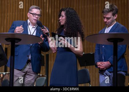 Tag der offenen Tür in der Beethovenhalle Bonn am 20. Dezember 2025. Im Bild von links nach rechts: Der Geschäftsführer des BonnCC Ralf Birkner, die Journalistin Tessniem Kadiri sowie der Intendant der Beethovenfeste Bonn Steven Walter. Sie lassen sich anlässlich des Tages der offenen Tür in der Bonner Beethovenhalle, welche am 16. Dezember 2025 wiedereröffnet worden war, von Kadiri befragen. Bonn Nordrhein-Westfalen Deutschland *** Tag der offenen Tür in der Beethovenhalle Bonn am 20. Dezember 2025 von links nach rechts der Geschäftsführer des BonnCC Ralf Birkner, der Journalist Tessniem Kadiri und t Stockfoto
