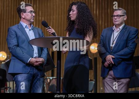 Tag der offenen Tür in der Beethovenhalle Bonn am 20. Dezember 2025. Im Bild von links nach rechts: Bonns Oberbürgermeister Guido Deus, die Journalistin Tessniem Kadiri sowie der Geschäftsführer des BonnCC Ralf Birkner. Sie lassen sich anlässlich des Tages der offenen Tür in der Bonner Beethovenhalle, welche am 16. Dezember 2025 wiedereröffnet worden war, von Kadiri befragen. Bonn Nordrhein-Westfalen Deutschland *** Tag der offenen Tür in der Beethovenhalle Bonn am 20. Dezember 2025 von links nach rechts Bonns Oberbürgermeister Guido Deus, Journalist Tessniem Kadiri und Geschäftsführer von BonnCC RAL Stockfoto