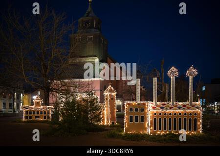 Weihnachtsdekoration vor der Hedvig-Kirche am historischen Deutschen Platz in Norrköping, einer historischen Industriestadt in Schweden Stockfoto