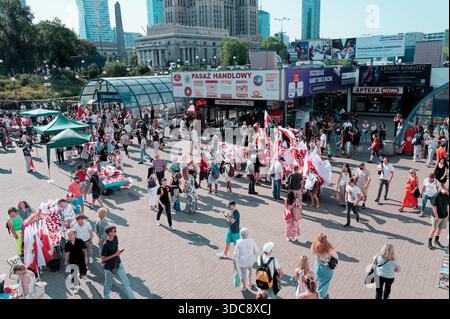 Weite Luftsicht auf das Warschauer Stadtzentrum, gefüllt mit Menschen und polnischen Fahnen während der Gedenkfeier zum Warschauer Aufstand. Stockfoto
