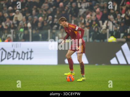 Turin, Italien. Dezember 2025. Jan Ziolkowki von AS Roma während der italienischen Serie A, Saison 2025/26, Fußballspiel zwischen Juventus FC und AS Roma am 20. Dezember 2025 im Allianz-Stadion in Turin, Italien. Quelle: Nderim Kaceli/Alamy Live News Stockfoto
