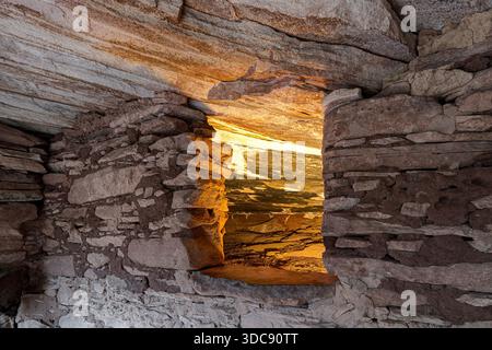 Brennendes Haus. Kornspeicher wurden in Cedar Mesa Sandstein gebaut. Mule Canyon, San Juan County, Utah, USA Stockfoto