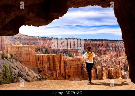 Frau auf dem Under the Rim Trail, Bryce Canyon National Park, Utah, USA Stockfoto