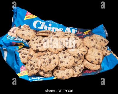 4. Dezember 2025, Palm Springs, Kalifornien, USA: Zwei Pakete Chips Ahoy Original Chocolate Chip Cookies mit mehreren Plätzchen vorne. Chips Ahoy ist eine bekannte amerikanische Keksmarke, die von Nabisco hergestellt wird. (Kreditbild: © Ian L. Sitren/ZUMA Press Wire) NUR REDAKTIONELLE VERWENDUNG! Nicht für kommerzielle ZWECKE! Stockfoto
