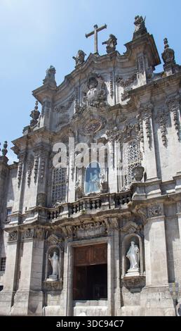 Das Detail der kunstvollen Fassade der Carmo-Kirche, typisch für das portugiesische Gebäude in Porto, Portugal Stockfoto