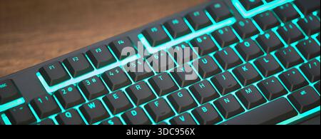 Gaming-Tastatur mit farbenfroher RGB-LED-Hintergrundbeleuchtung über die mechanischen Schalter. Hochwertige Fotos Stockfoto