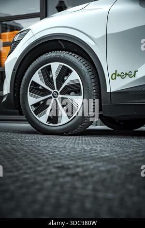 Nahaufnahme eines modernen weißen Autos mit stilvoller Felge, Deer e-Carsharing, Renault Megane, Calw, Deutschland Stockfoto