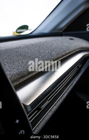 Nahaufnahme eines Autos mit stoffbeschichtetem Armaturenbrett in modernem Design, Deer E-Carsharing, Renault Megane, Calw, Deutschland Stockfoto