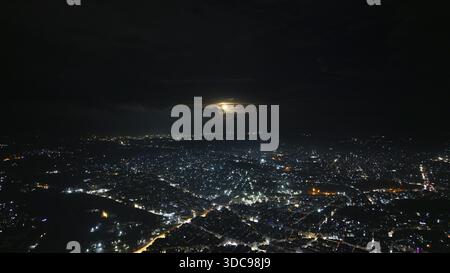 Eine Drone-Nacht-Ansicht von Aleppo, Syrien am 19. Dezember 2025, mit beleuchteten Straßen, dichten Wohngebieten und wichtigen Verkehrswegen unter dem Nig Stockfoto